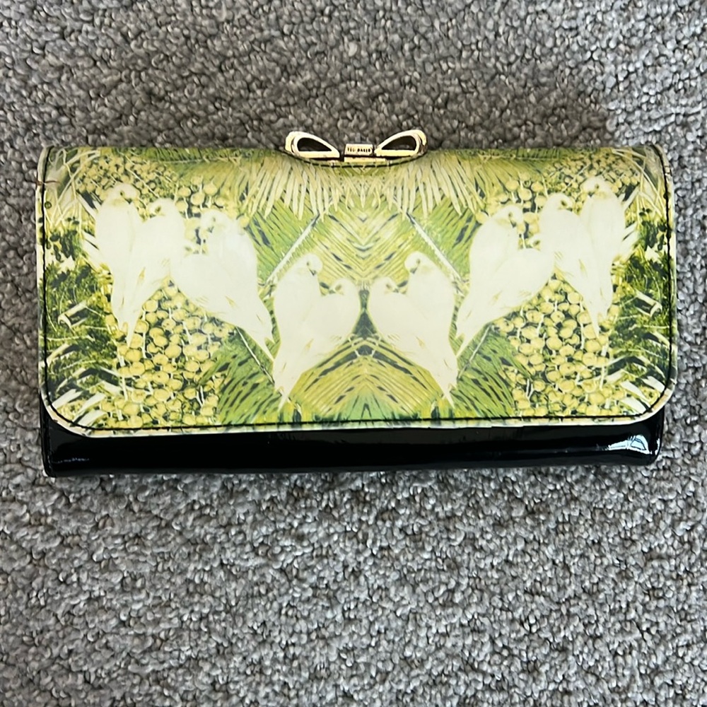 Ted baker wallet: pre-owned

Distressing and shows signs of wear